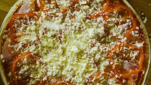 Kaas vallen op pizza close-up slow motion — Stockvideo