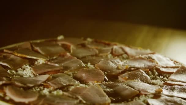 Rodajas de tomate rojo cayendo en la pizza primer plano cámara lenta — Vídeos de Stock