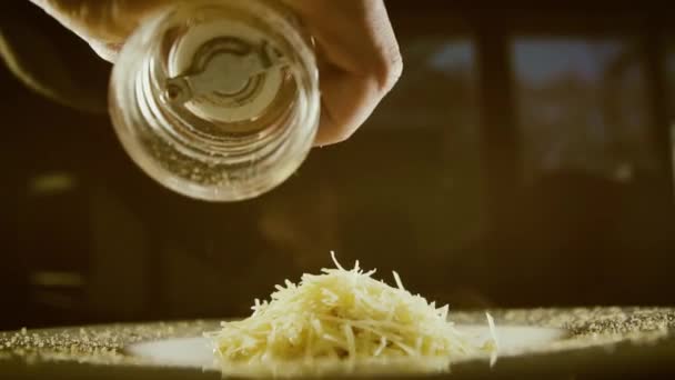 Pimienta cayendo sobre la pasta macarrones y queso primer plano cámara lenta — Vídeo de stock