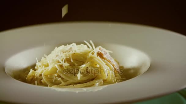 Queso cayendo en pasta macarrones primer plano cámara lenta — Vídeo de stock