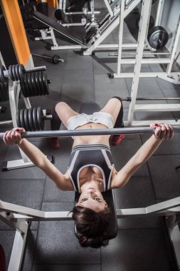 güzel genç kız meşgul spor ve fitness, çıtayı yükseltiyor