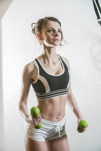 Hermosa joven se dedica a los deportes y la aptitud — Foto de Stock