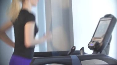 güzel genç kız spor ve fitness devreye girer, o simülatörü koşu bandı üzerinde çalışan