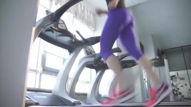 güzel genç kız spor ve fitness devreye girer, o simülatörü koşu bandı üzerinde çalışan