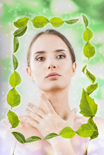 A beauty girl on the leaves background — Stock Photo, Image