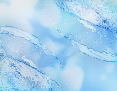 yarı saydam su sıçramalarına soğuk mavi zemin üzerine