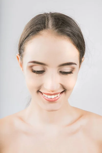 Uma menina de beleza em um fundo cinza — Fotografia de Stock