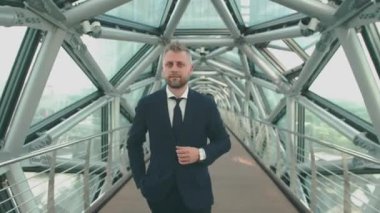 bir iş ofis merkezinde modern moda işadamı gider