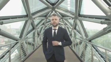 bir iş ofis merkezinde modern moda işadamı gider