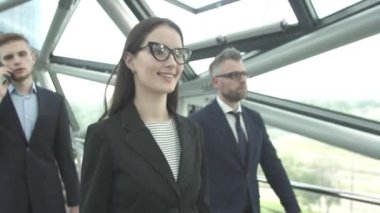 modern ofis binası içinde üç iş adamları