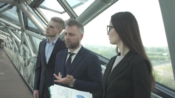 Tři podnikatelé v moderní kancelářská budova — Stock video