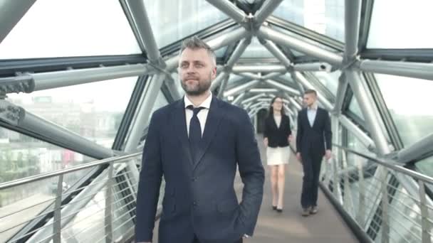 Три бизнесмена в современном офисном здании — стоковое видео