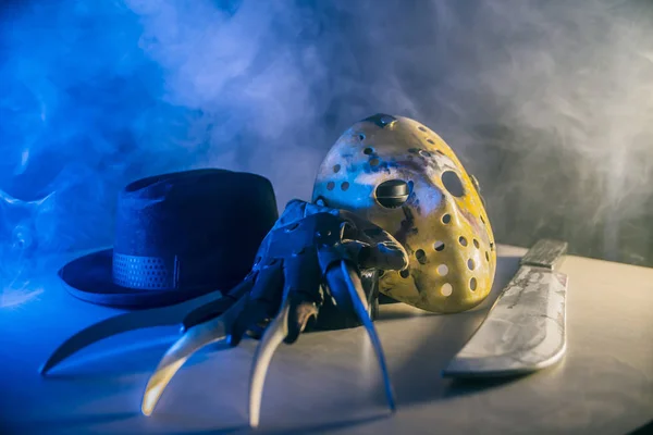 Spaventosi costumi maniaci con coltelli e machete sfondo su Halloween — Foto Stock