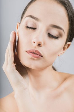 gri arka plan üzerine bir güzellik kız