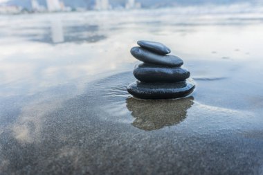 Zen taşlar, arka plan ocean mükemmel meditasyon için