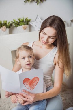 Anne ve kızı elinde kart ile