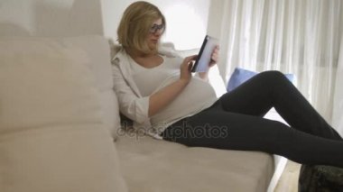 hamile kadın ev tablet üzerinde çalışan