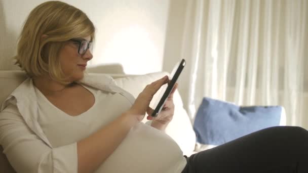 Zwangere Vrouw Thuis Met Telefoon — Stockvideo
