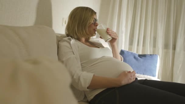 Gravid Kvinna Som Dricker Mjölk Hemma — Stockvideo