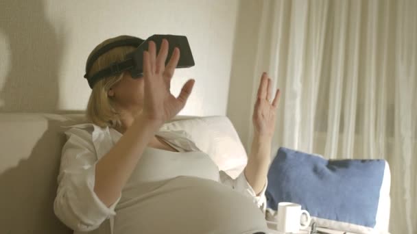 Беременная Девушка Очках Виртуальной Реальности — стоковое видео