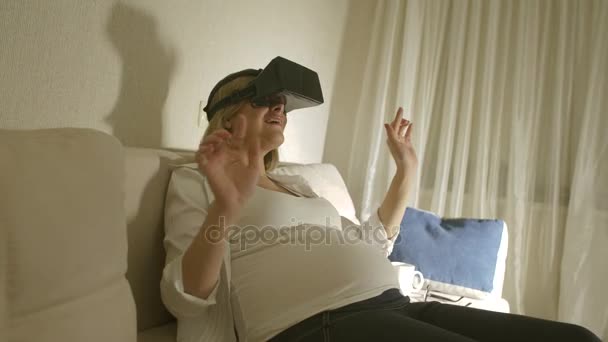 Zwanger Meisje Met Bril Virtuele Realiteit — Stockvideo