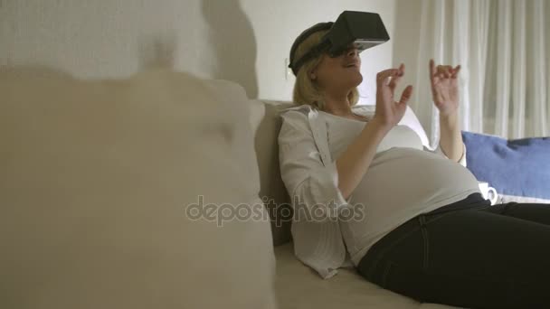 Вагітна Дівчина Окулярах Віртуальна Реальність — стокове відео