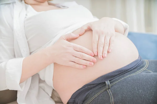 Mãos Close Mulher Grávida Forma Coração — Fotografia de Stock