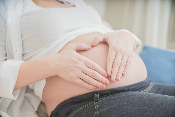 Mãos Close Mulher Grávida Forma Coração — Fotografia de Stock