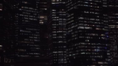 gece Windows şehir gökdelenlerin