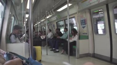 Singapur, 26 Mart 2017: çalışmak için Singapur metro, insanlar gidiyor