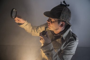 Dedektif Holmes araştırıyor