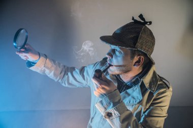 Dedektif Holmes araştırıyor