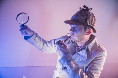 Sherlock holmes studio Dedektif büyüteç ile iş yerinde içinde cam ve boru