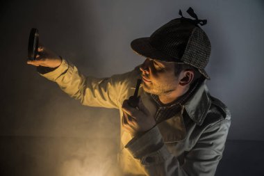 Sherlock holmes studio Dedektif büyüteç ile iş yerinde içinde cam ve boru