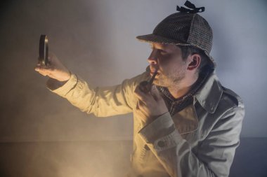 Sherlock holmes studio Dedektif büyüteç ile iş yerinde içinde cam ve boru