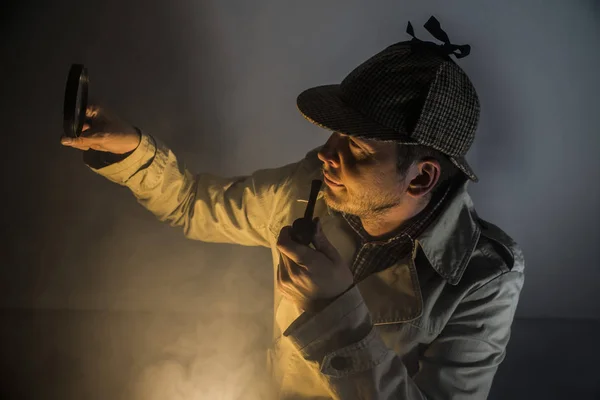Sherlock Holmes Studio Dedektif Büyüteç Ile Yerinde Içinde Cam Boru — Stok fotoğraf