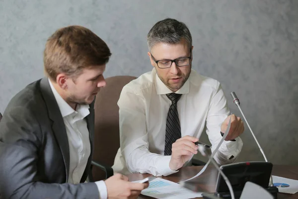 Geschäftsleute Bei Einer Besprechung Über Den Zukünftigen Erfolg Des Unternehmens — Stockfoto