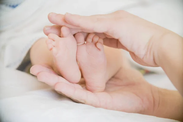 Fötterna Barnet Händerna Mor Närbild — Stockfoto