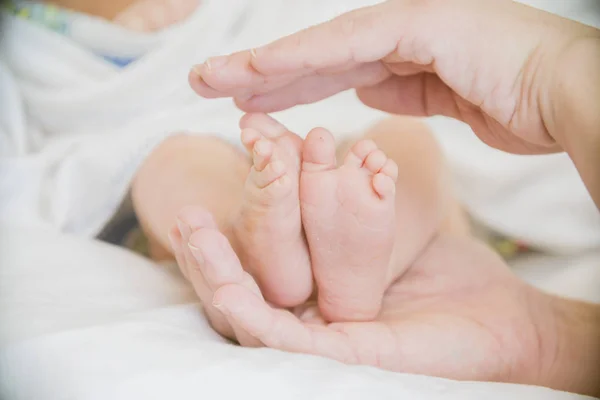 Ноги Младенца Руках Матери — стоковое фото