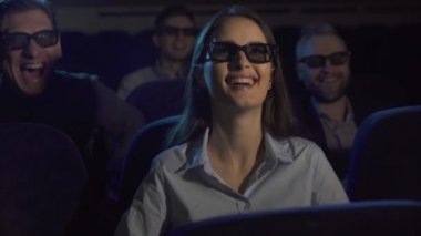 Kız sinemada, bir film seyrederken sevinirler ve alkışlıyorum