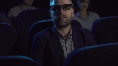dehşete adam bir korku filmi sinema izliyor