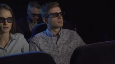 dehşete adam bir korku filmi sinema izliyor