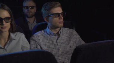 dehşete adam bir korku filmi sinema izliyor