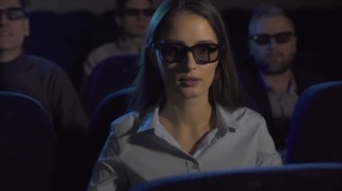 Dehşete düşmüş bir genç kadın bir korku filmi sinema izliyor