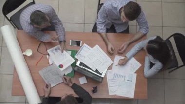 Birlikte ofisinde çalışan iş adamları. Ekip çalışması ve office üst görünümünde çalışma ortaklık kavramı