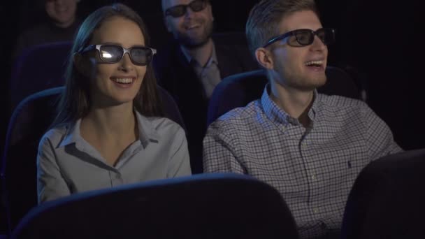 Menschen Ein Kerl Mit Einem Mädchen Das Sich Kino Einen — Stockvideo