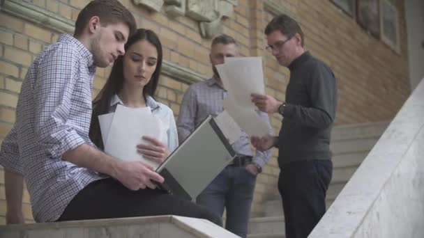 Четыре Бизнесмена Бумагами Ноутбуками Открытом Воздухе — стоковое видео