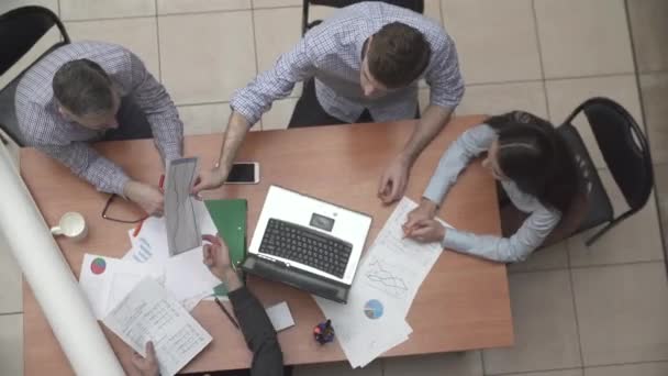 在办公室工作的商人 团队合作理念与合作伙伴关系在办公室高层视图中的工作 — 图库视频影像