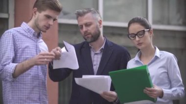 iş adamları iş planları sokakta tartışan bir grup