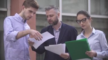 iş adamları iş planları sokakta tartışan bir grup